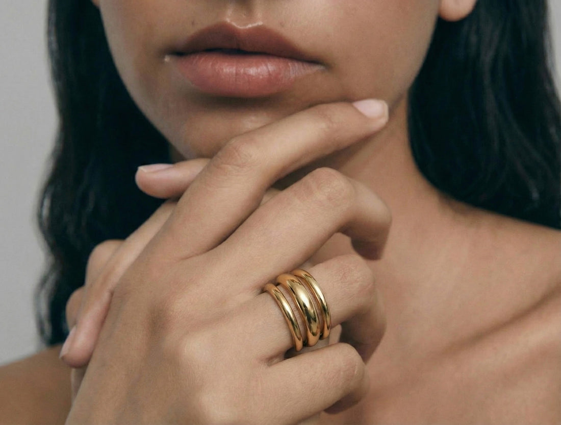 Mujer en estudio con estilo minimalista y atemporal