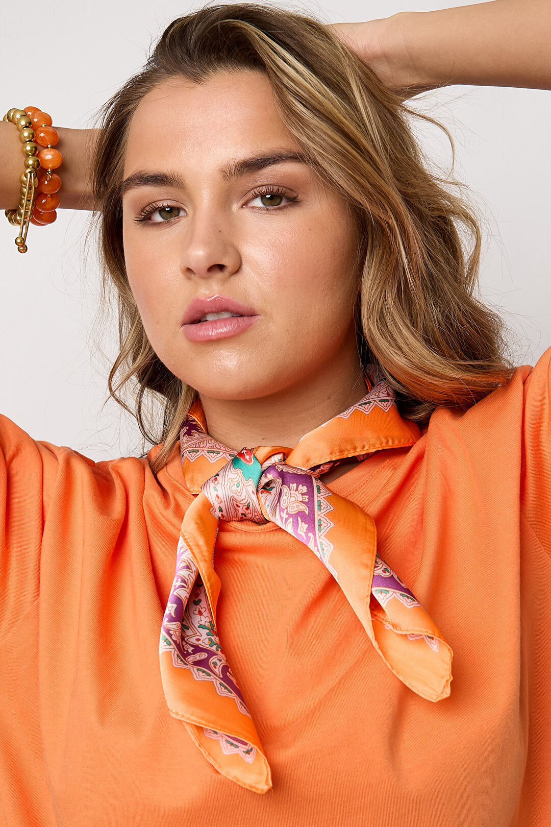 Cómo llevar un pañuelo de satén en el bolso: 5 formas fáciles y elegantes de transformar tu look