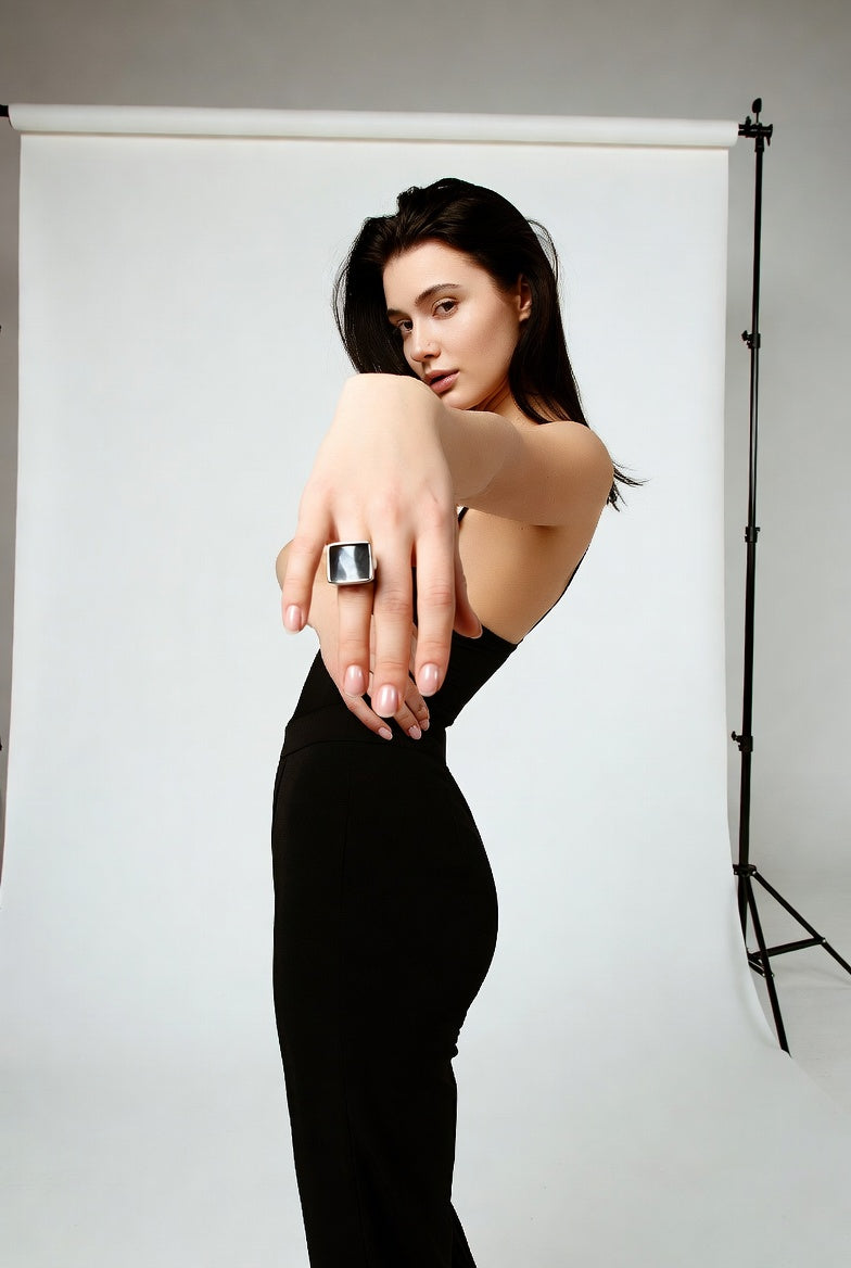 Mujer con estilo minimalista y atemporal, pose elegante