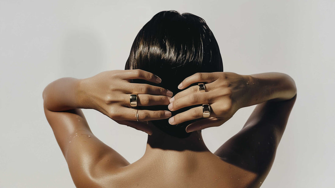 Mujer con cabello mojado y anillos minimalistas, estilo atemporal