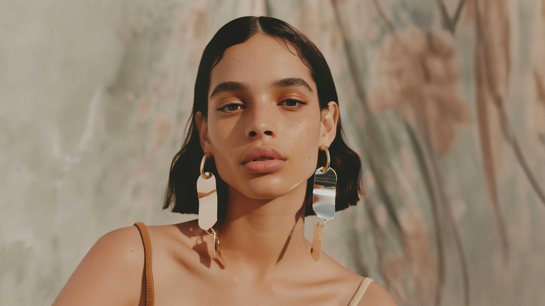 Mujer con pendientes minimalistas y estilo atemporal