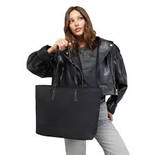 Tendencias de Invierno 2026: Los 4 bolsos que elevarán tus abrigos