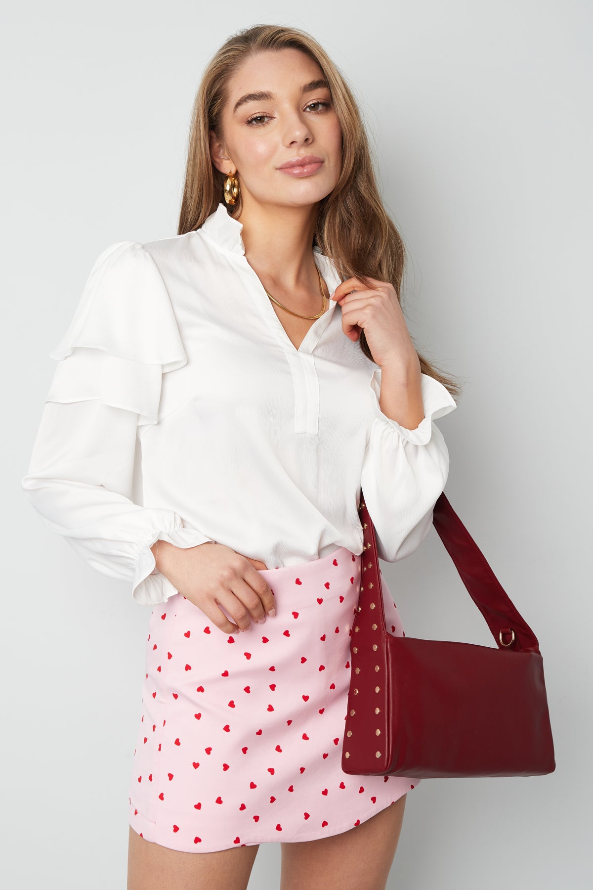 Chica de bolsa en movimiento
