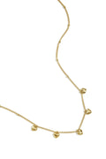 Collar minimalista con pequeños corazones