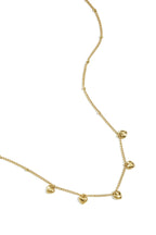 Collar minimalista con pequeños corazones
