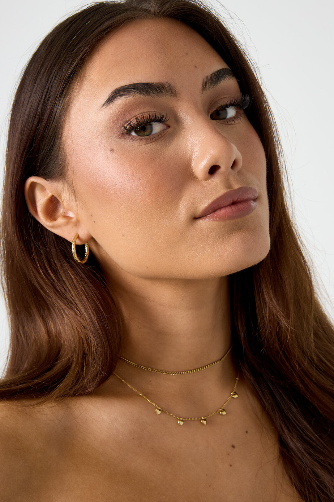 Collar minimalista con pequeños corazones