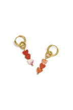 Pendientes de aro pequeños con 3 cuentas en forma de corazón.