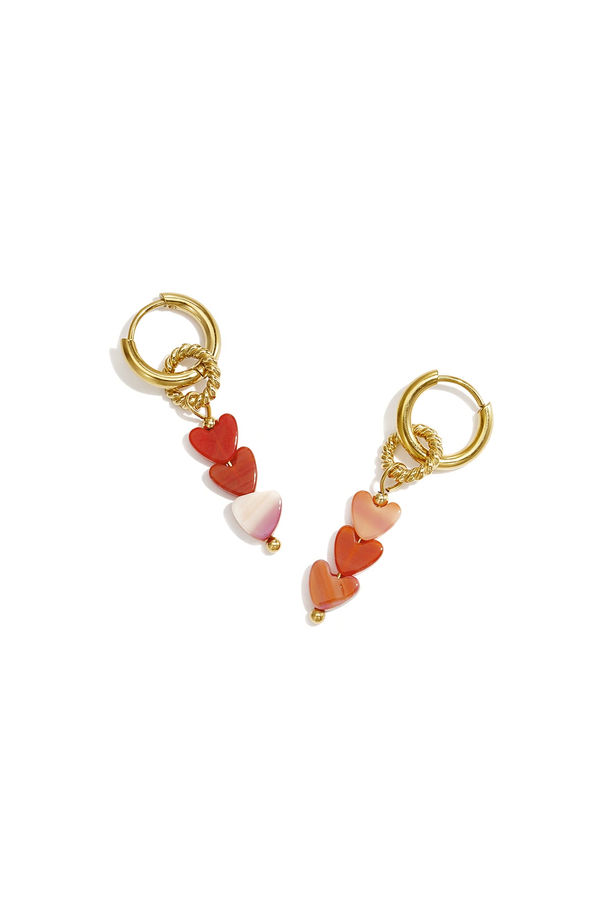 Pendientes de aro pequeños con 3 cuentas en forma de corazón.