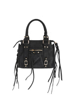 Bolso con flecos y detalles en negro