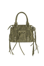 Bolso con flecos y detalles en negro