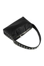 Chica de bolsa en movimiento