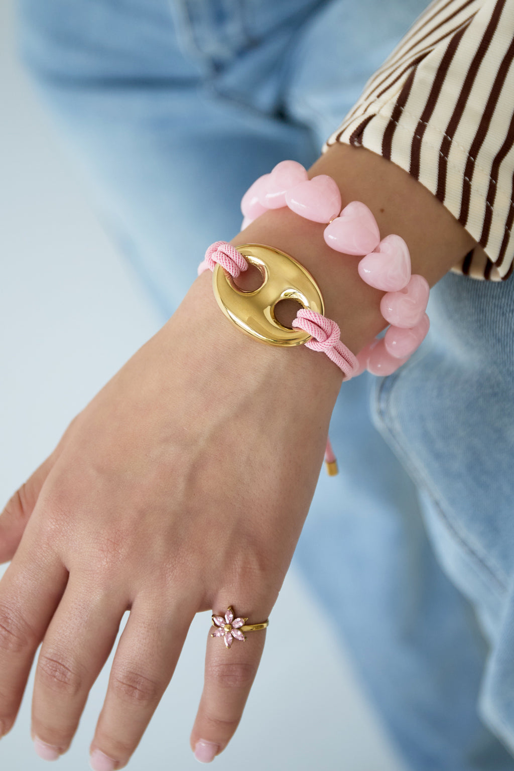Pulsera de cordón de satén con detalle de botón