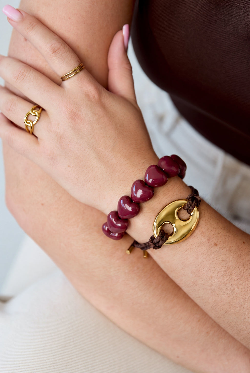 Pulsera de cordón de satén con detalle de botón