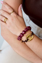 Pulsera de cordón de satén con detalle de botón
