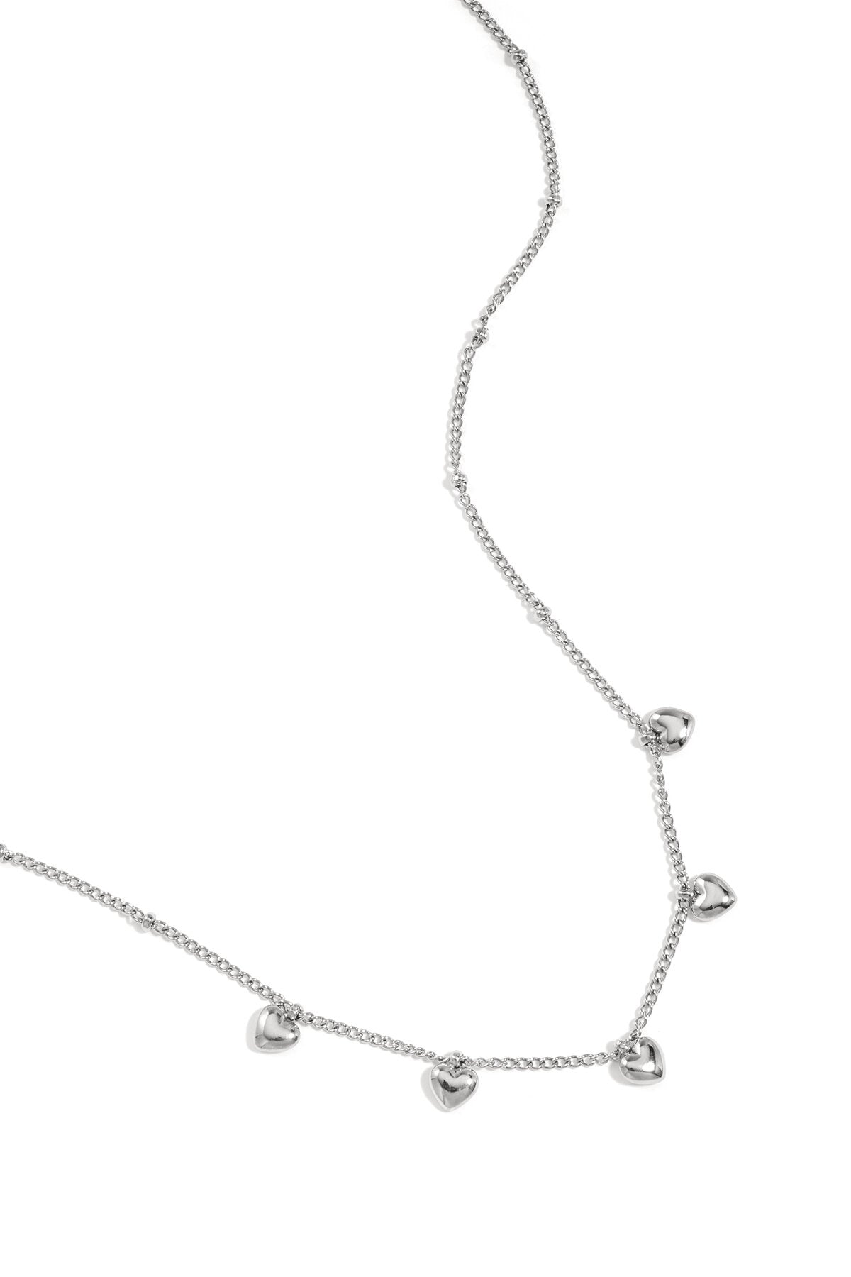Collar minimalista con pequeños corazones