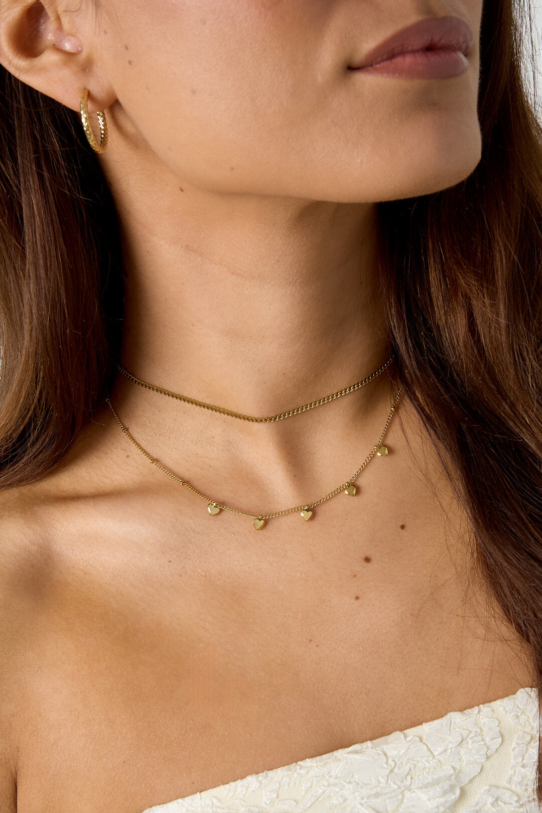 Collar minimalista con pequeños corazones