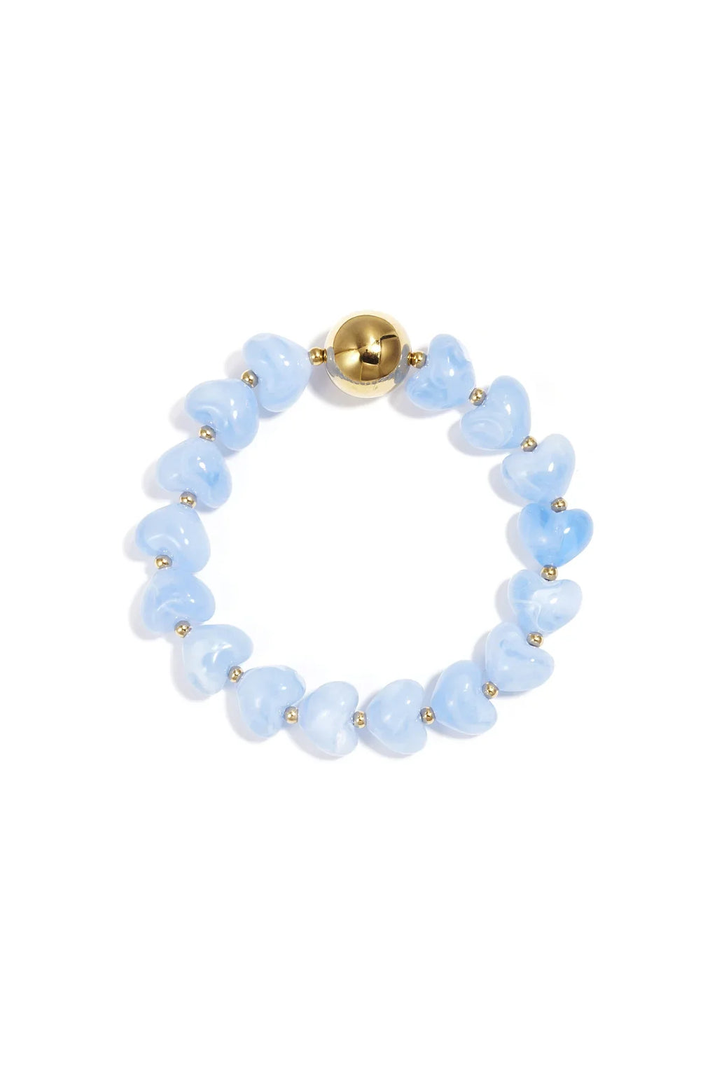 Pulsera con cuentas de corazón azul claro y cierre dorado, diseño minimalista y atemporal