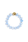 Pulsera con cuentas de corazón azul claro y cierre dorado, diseño minimalista y atemporal