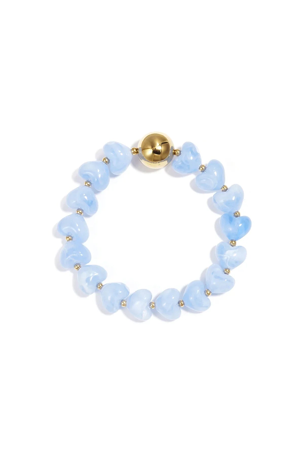 Pulsera con cuentas de corazón azul claro y cierre dorado, diseño minimalista y atemporal